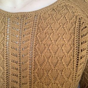 Knitted bell sleeve cropped sweater.